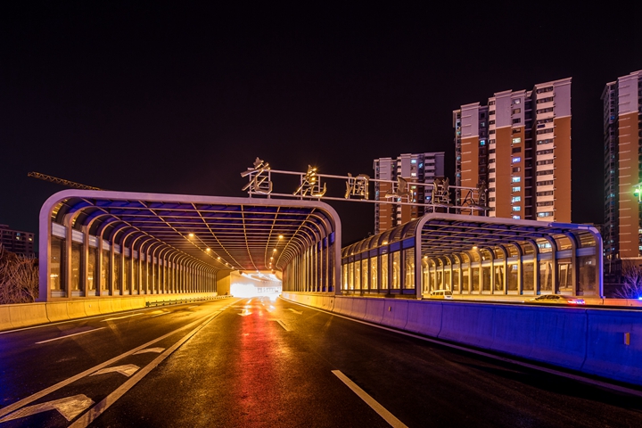 用鏡頭記錄二環(huán)南路隧道最美夜景